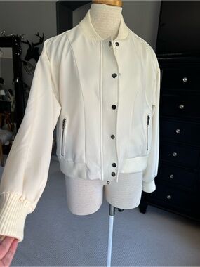 Evereve NWOT Cream Bomber Jacket with zipper and snap front, size small